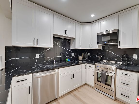 3rd image of 9040 Phyllis Ave APT B