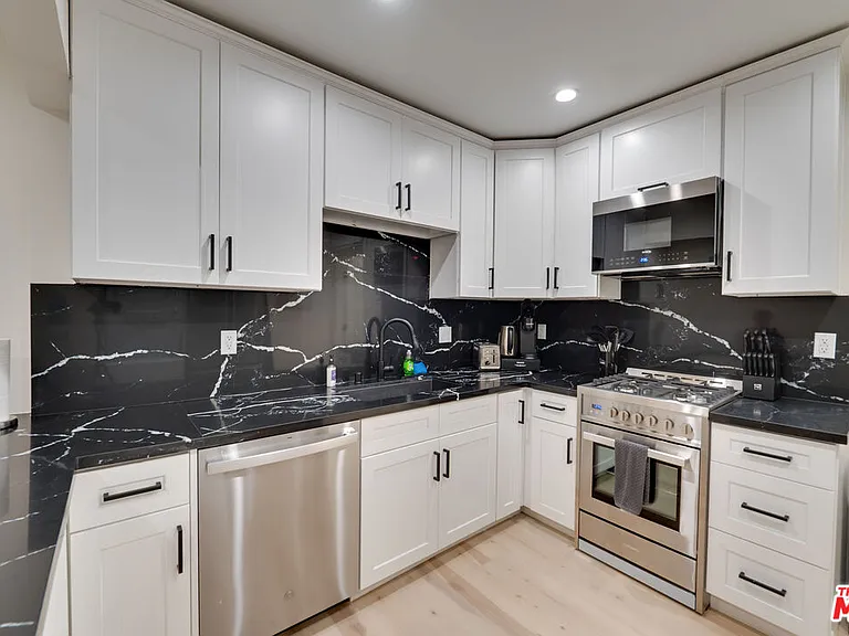 9040 Phyllis Ave #B — Photo 3