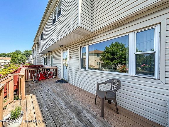 3rd image of 537 Willow Rd E #1