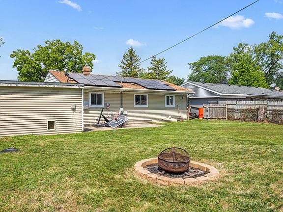 4th image of 27 Cardinal Ln