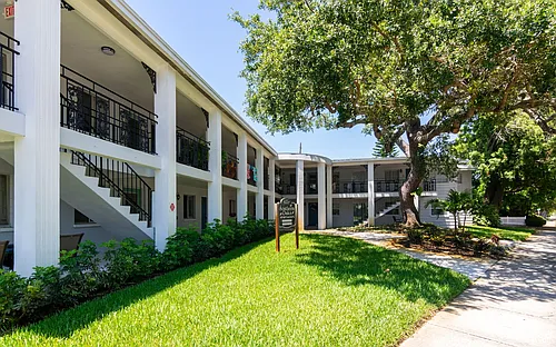 1200 Beach Dr NE Photo 1