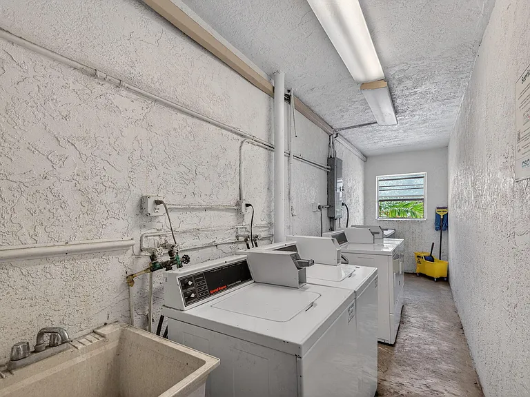 901 NE 3rd St #205 — Photo 23