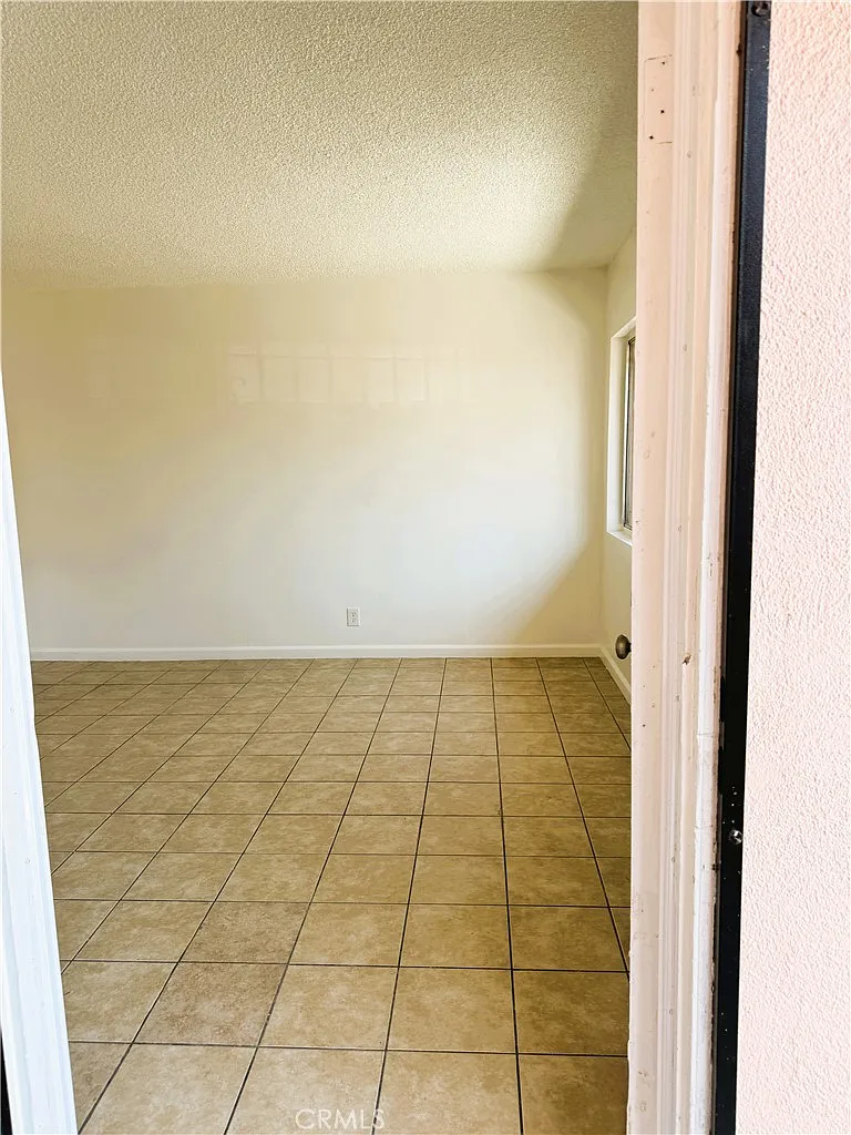 3 bed, 1000 sqft, $3,000 — Photo 3