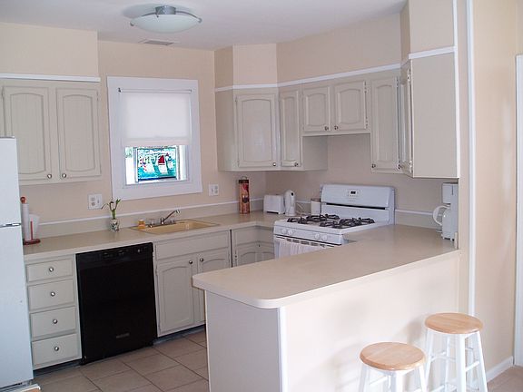 Clean Kitchen With Bar Stool Counter