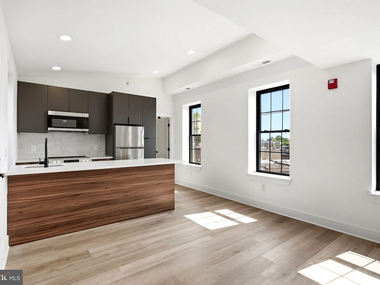 3 bed, 2.0 bath, 1000 sqft, $1,500 — Photo 2