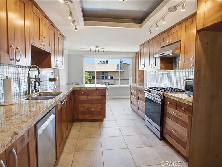 321 E Stocker St #301 — Photo 7