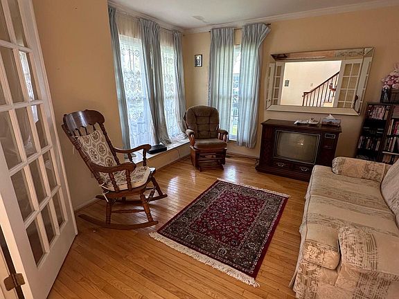 5th image of 38 Magnolia Pl