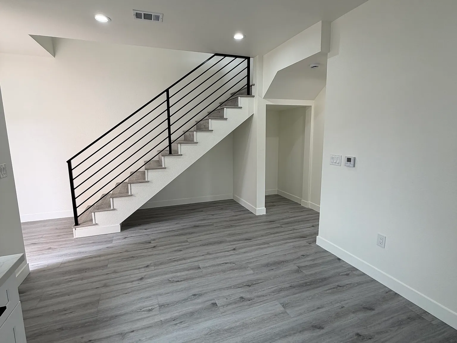 3 bed, 1011 sqft, $3,385 — Photo 4