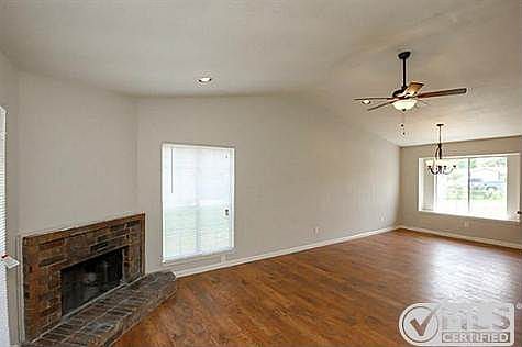 4th image of 835 Woodgreen Dr