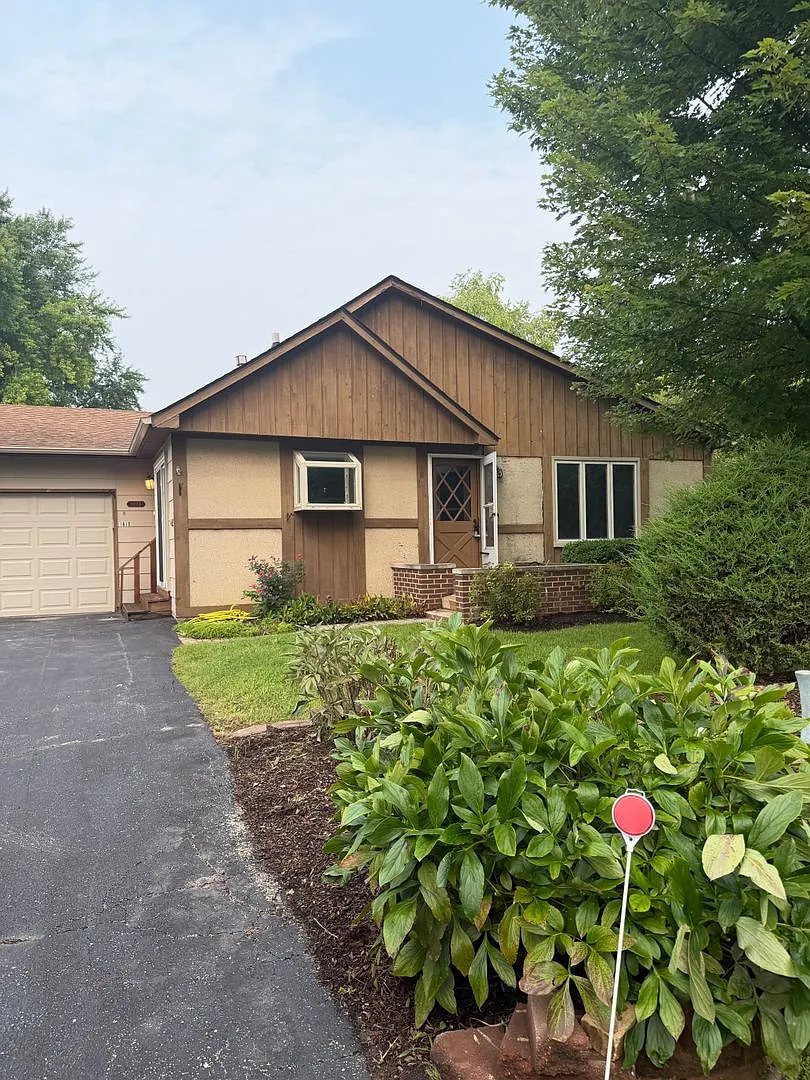 4 Bedroom 2 Bathroom Home in Lindenhurst — Photo 2