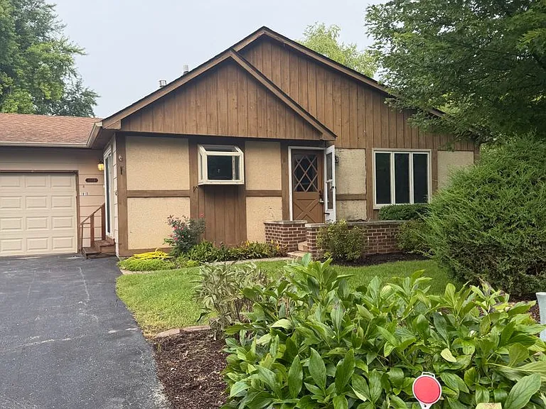 1811 Hazelwood Dr — Photo 2