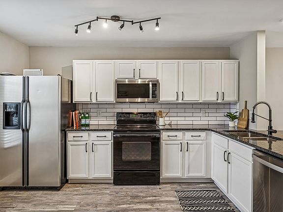 5th image of 1002 Halifax Ln