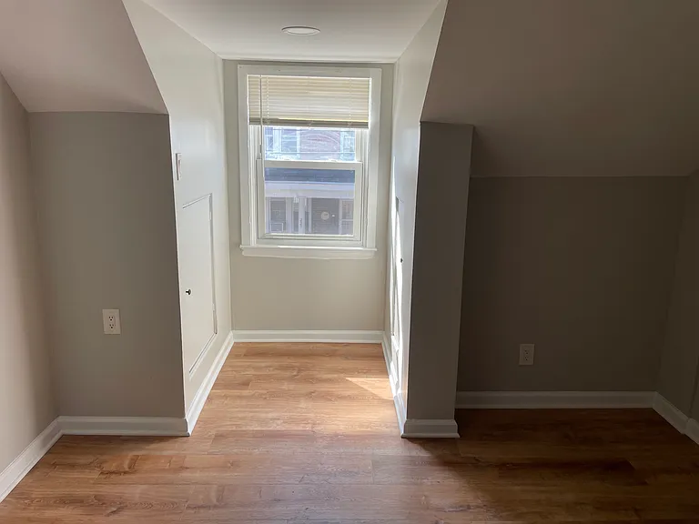 220 N Locust St — Photo 4
