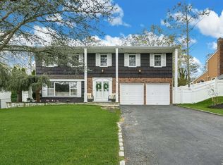 28 Abbot Rd, Smithtown, NY 11787