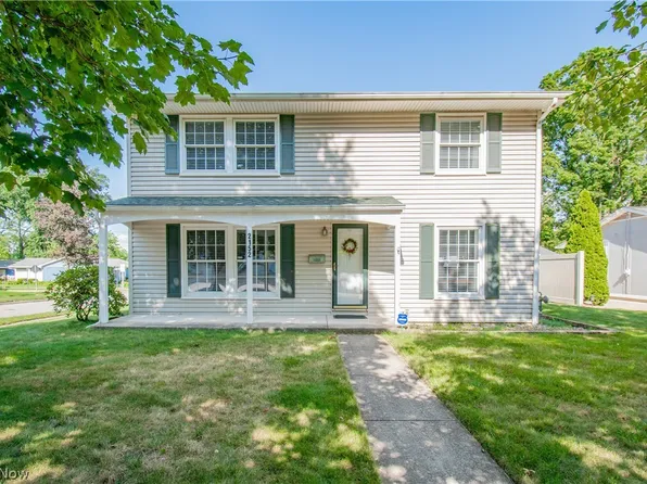2152 Hoch Dr, Cuyahoga Falls, OH 44221