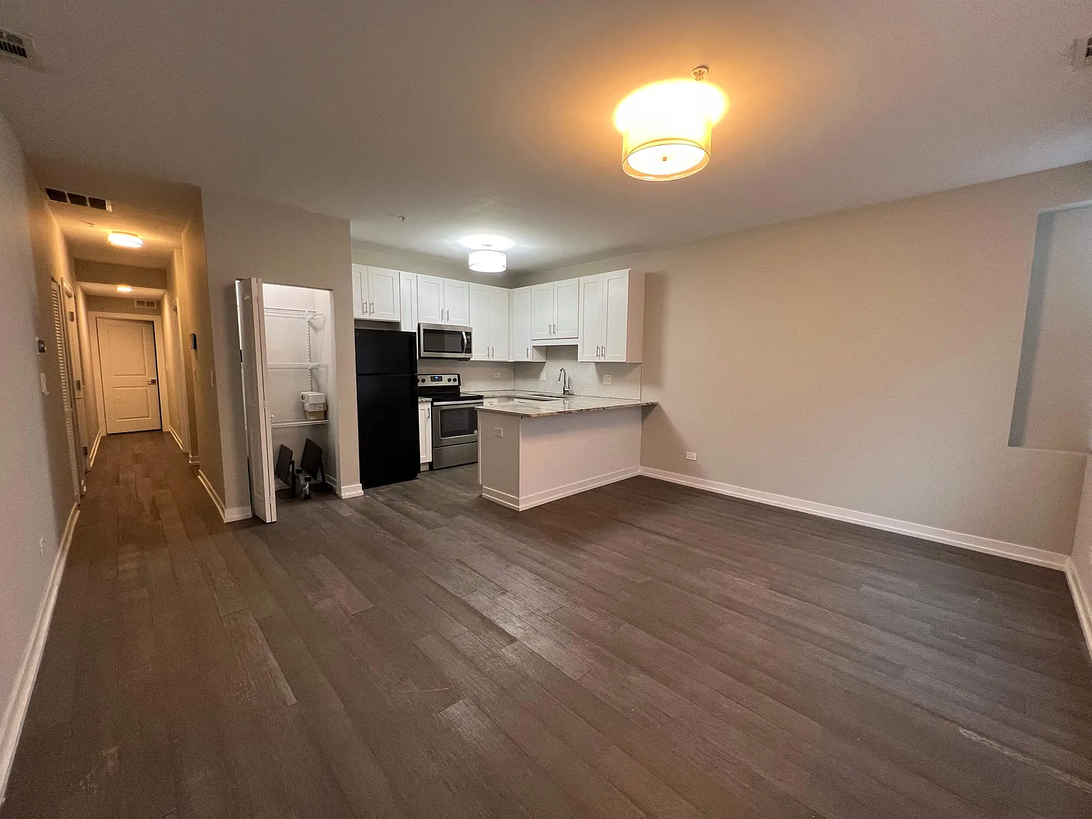 1554 W Hollywood Ave — Photo 2
