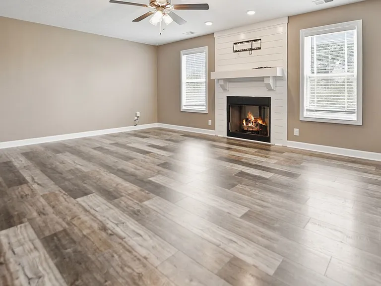 542 Tacoma Dr — Photo 2