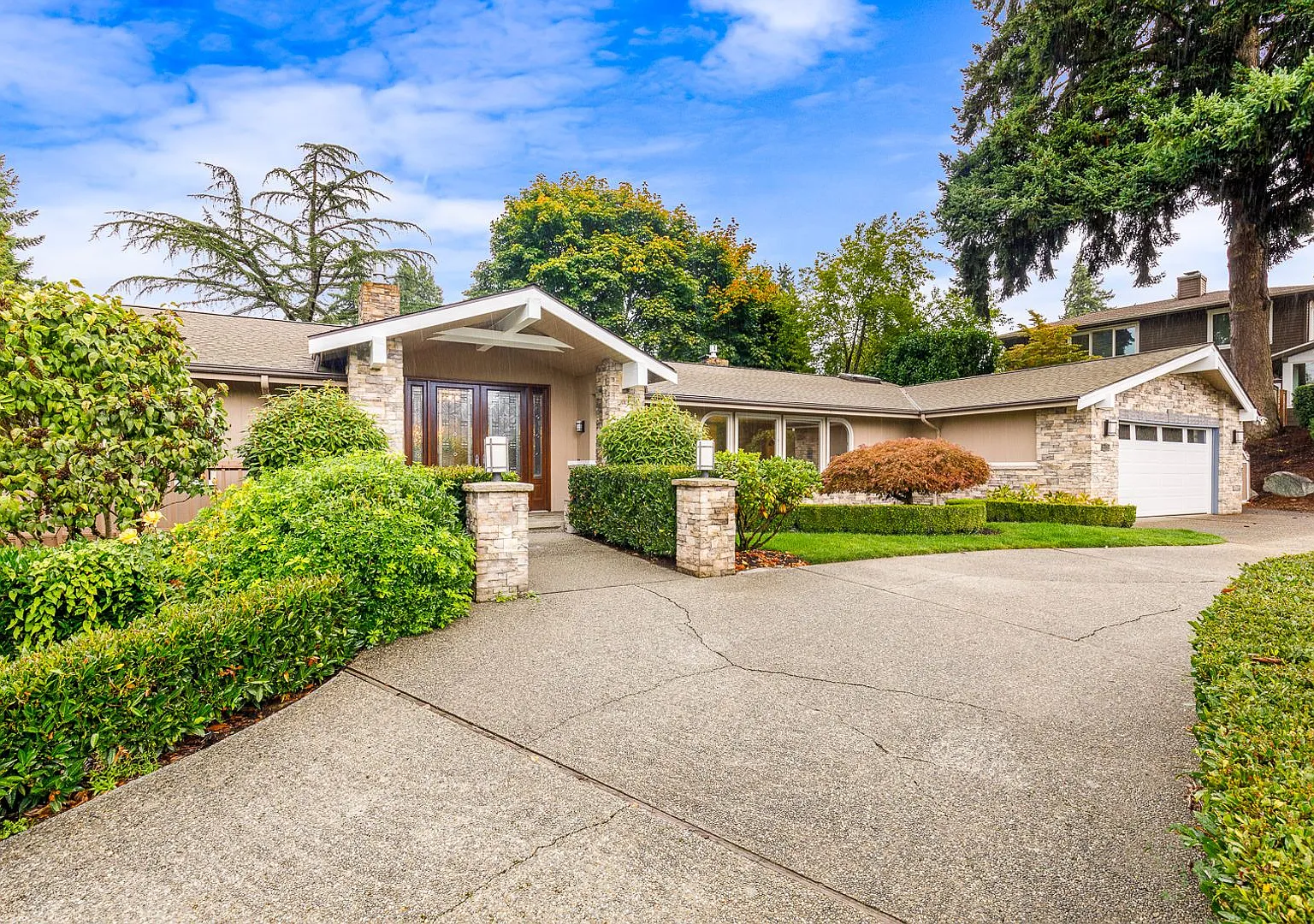 Welcoming Clyde Hill 5 Bedroom 3 Bath Home — Photo 2