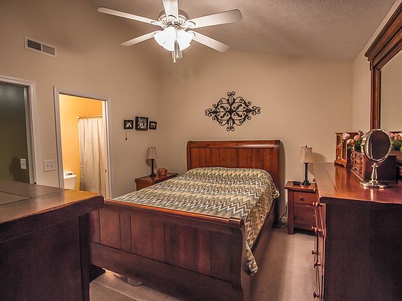 5th image of 284 Beaverview Dr