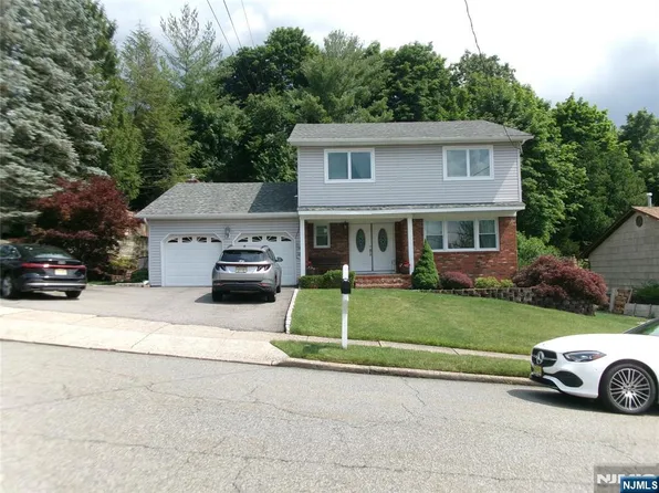 12 Wolfe Dr, Wanaque, NJ 07465