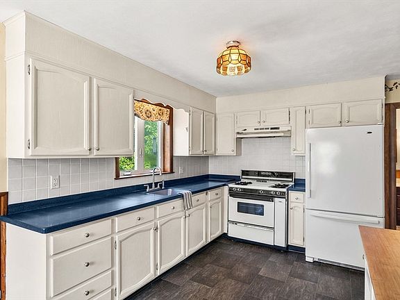4th image of 554 Hildreth St