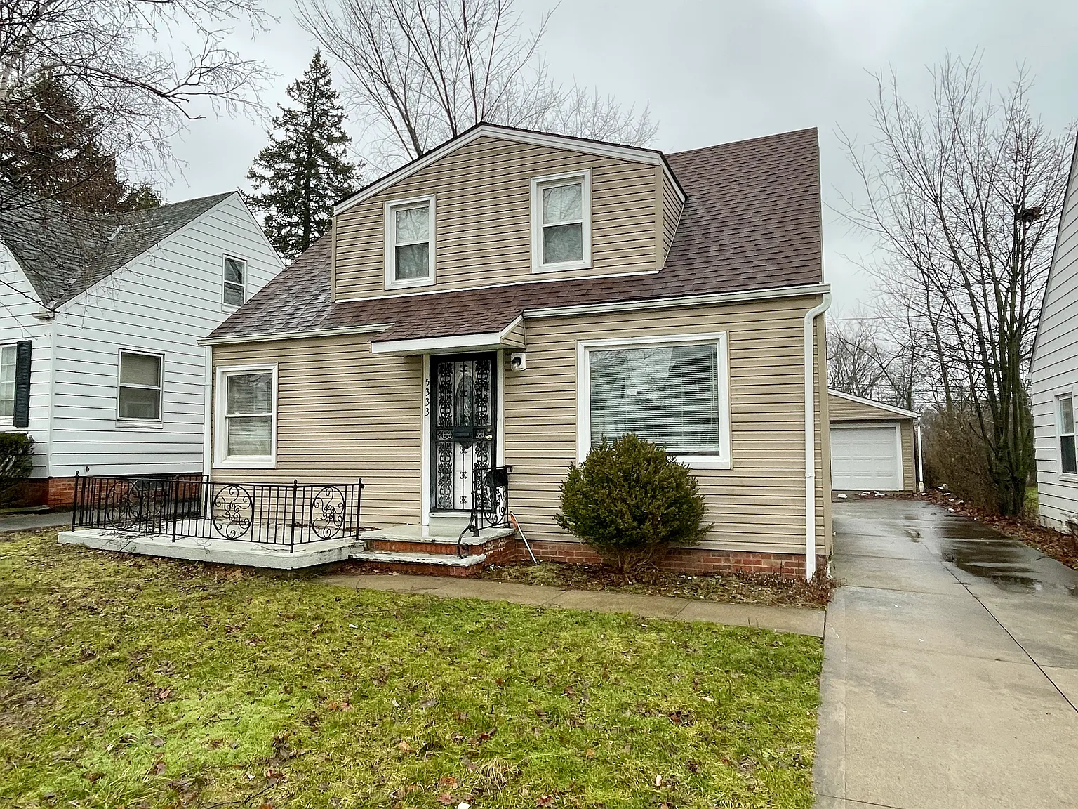 3 bed, 1.0 bath, 1092 sqft, $1,450 — Photo 1