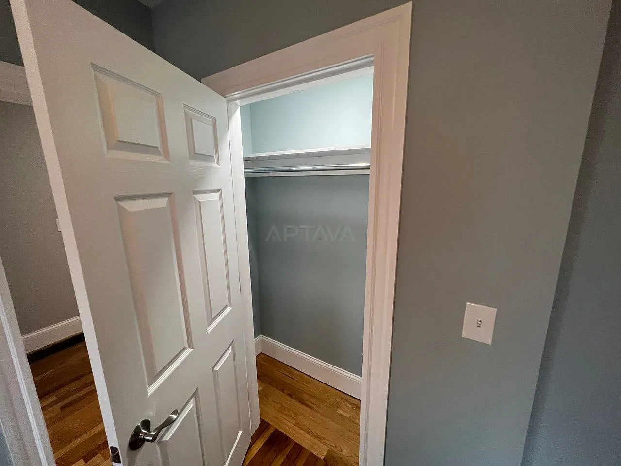 Davis Square / Porter Square area, 4 bedroom, 1 bathroom apartment — Photo 2