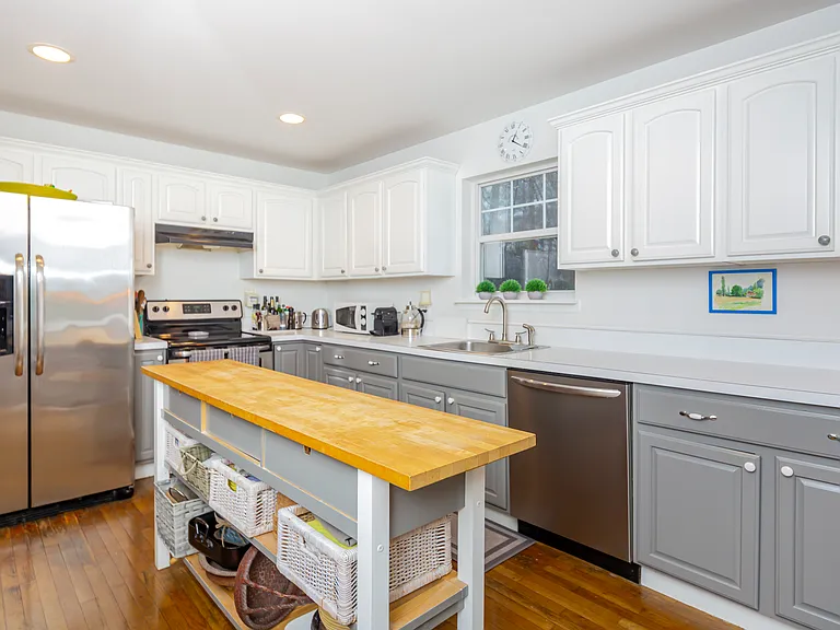 98 Thomas Ave — Photo 6