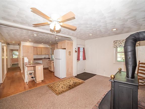 4th image of 28 Berkshire Dr