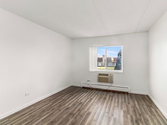 5th image of 256 Shorewood Dr APT Gd