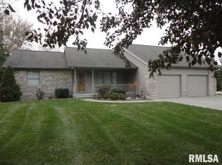 2211 E Lake Shore Dr, Taylorville, IL 62568