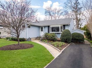 16 Brooks Ave, Huntington, NY 11743