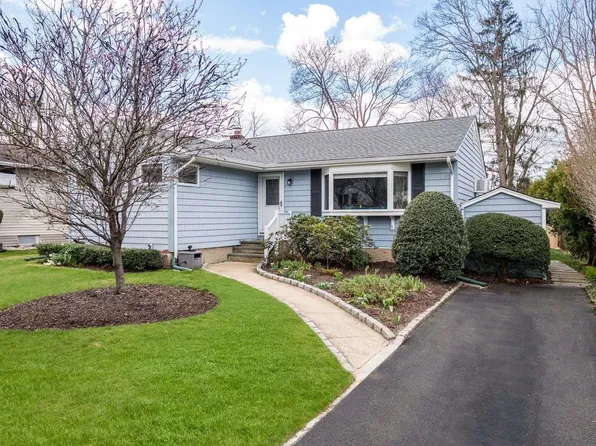 16 Brooks Avenue, Huntington, NY 11743