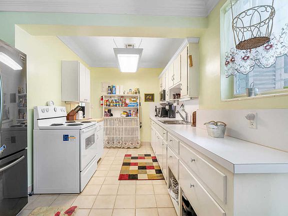 5th image of 417 NE 23rd Ave