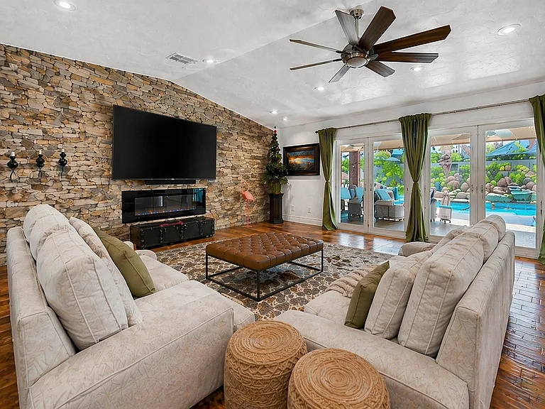 7085 Palmyra Ave — Photo 33