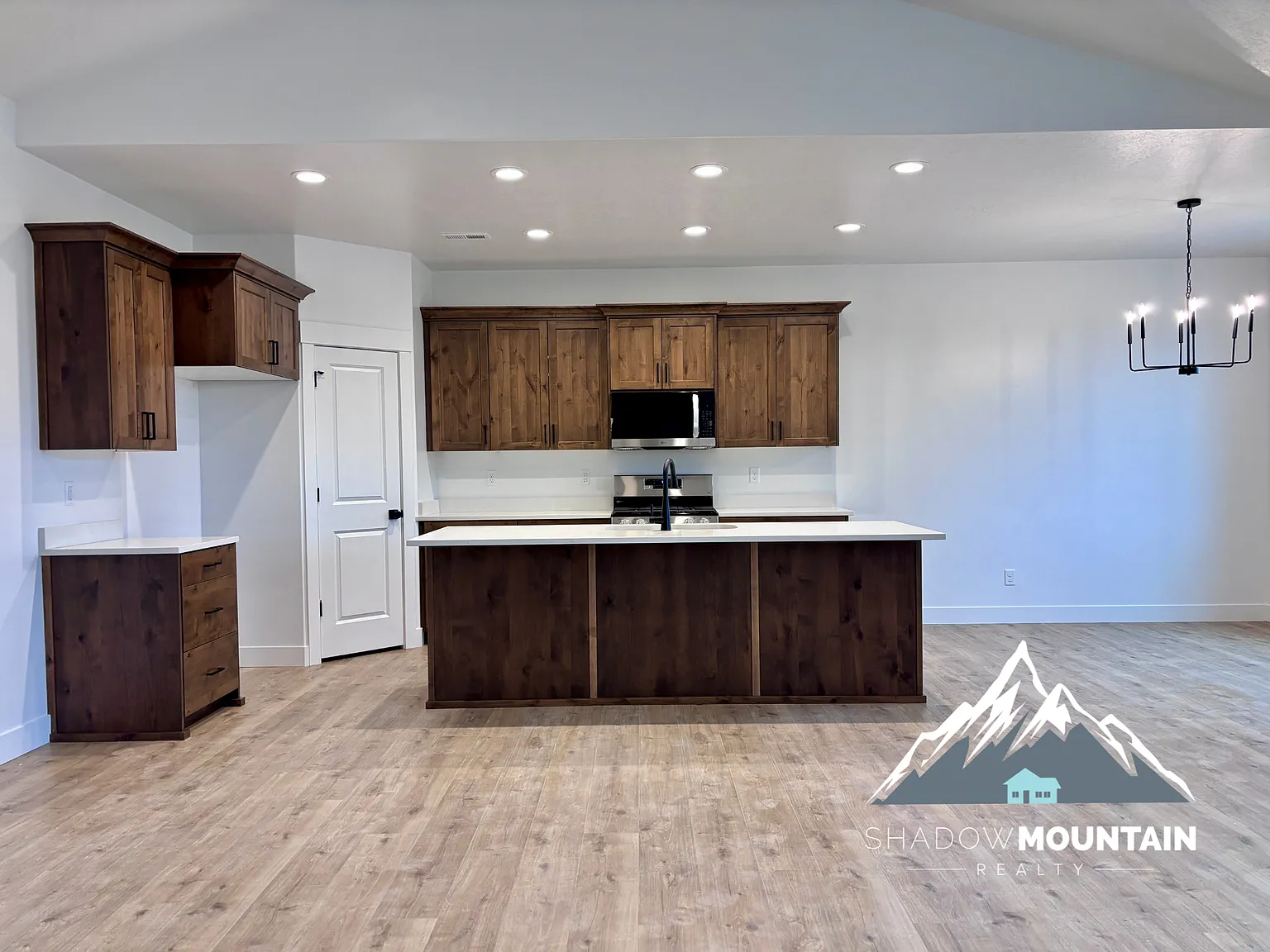 3 bed, 2.5 bath, 1600 sqft, $2,000 — Photo 2