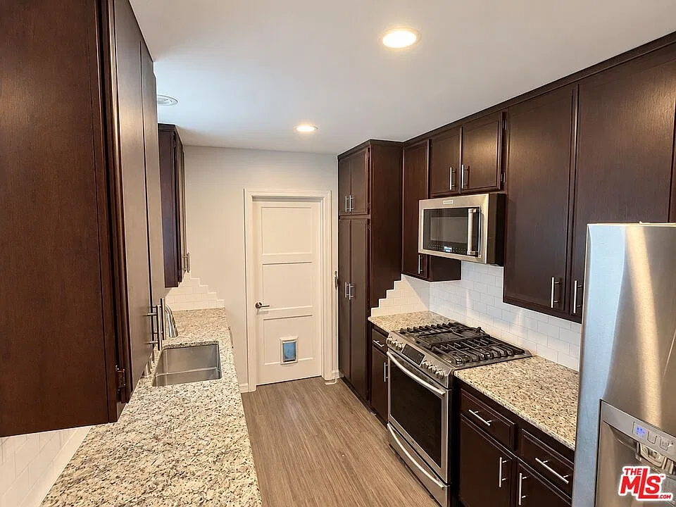 3 bed, 1.5 bath, 1900 sqft, $5,095 — Photo 3