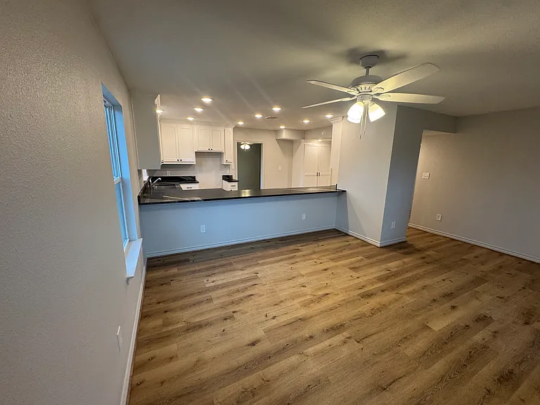 207 Laurel Ln — Photo 2