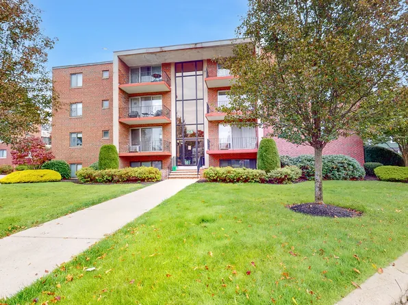 177 W Wyoming Ave #42, Melrose, MA 02176