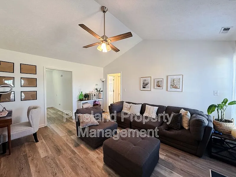 3 bed, 2.0 bath, 1220 sqft, $1,800 — Photo 3
