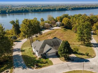 16 Quarry Riverfront Rd, Golden Eagle, IL 62036