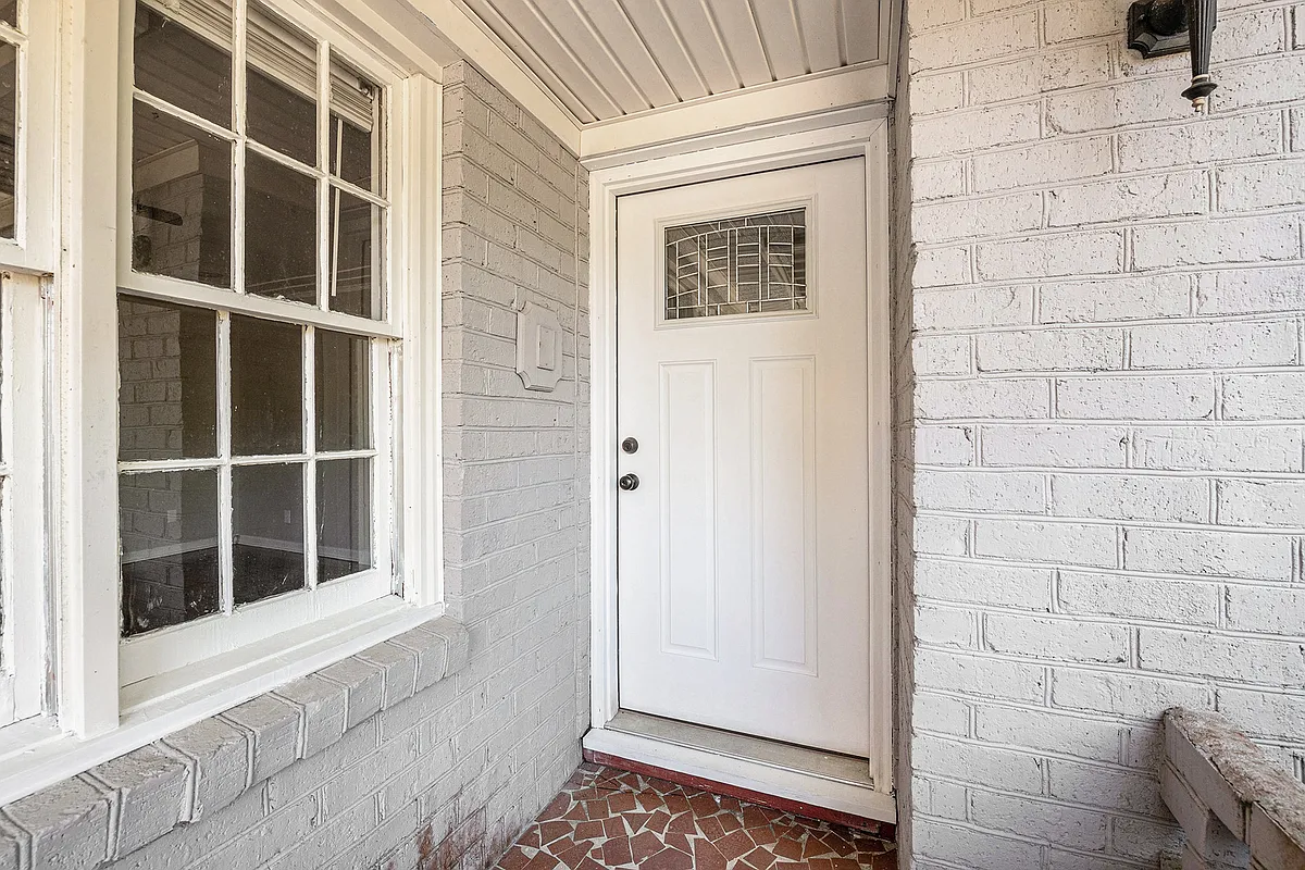 Entry - 2243 Guerry Ave #A