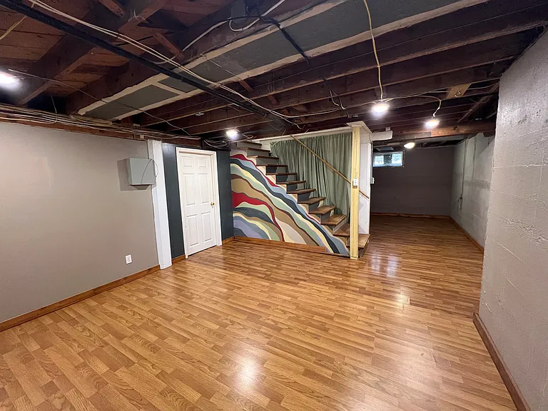 221 Henderson St — Photo 31
