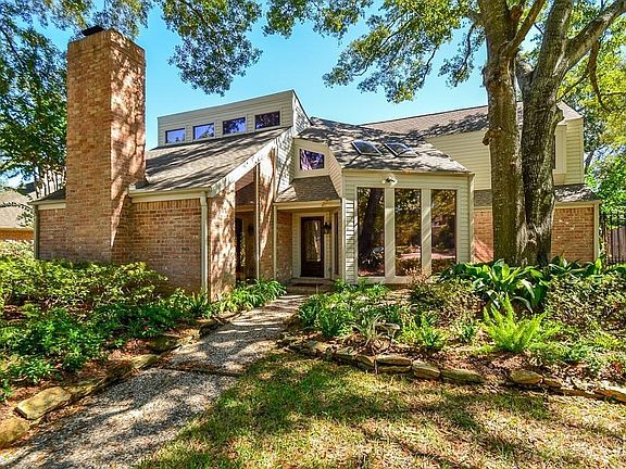 Welcome home to 11531 Long Pine! This beautiful home has amazing curb appeal with a sprawling luscious yard with mature landscaping.