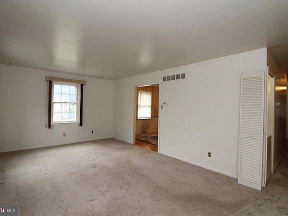 4th image of 2402 Driftwood Dr