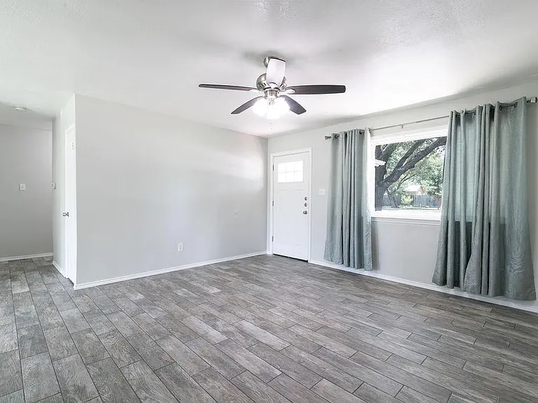 1515 Glenmeadows Dr — Photo 5