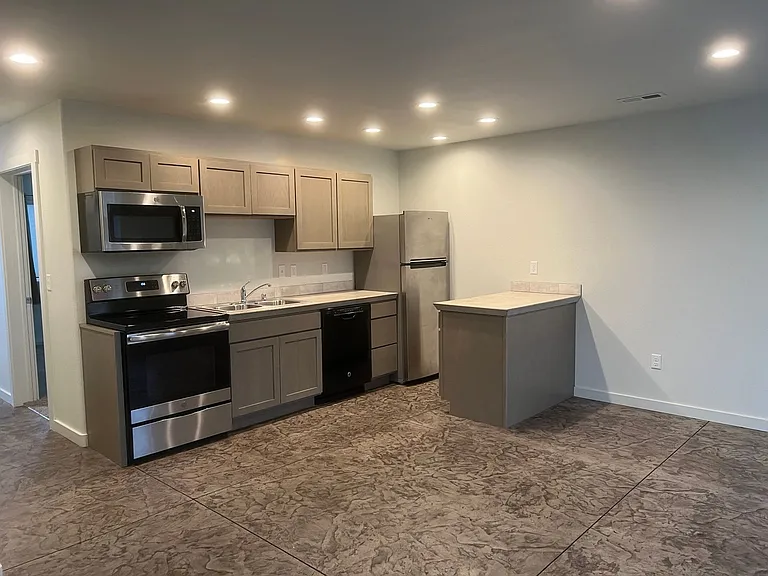 320 F St NE — Photo 2