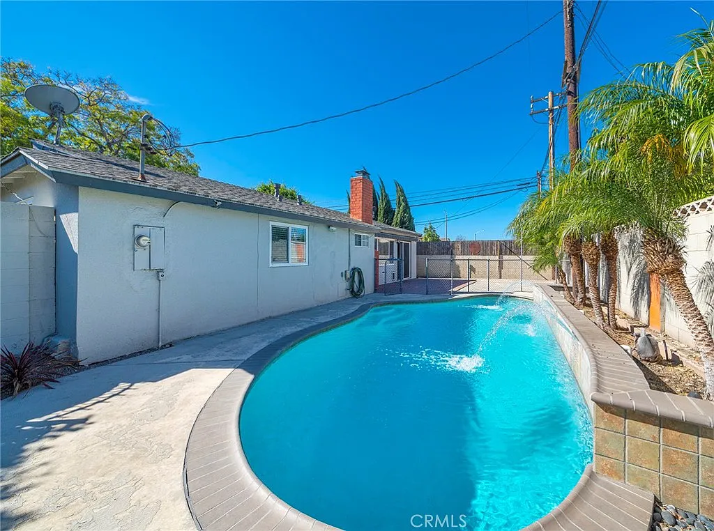 3 bed, 1081 sqft, $4,200 — Photo 3