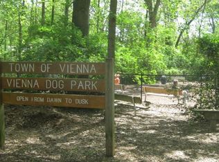 400 Surrey Ln SE, Vienna, VA 22180