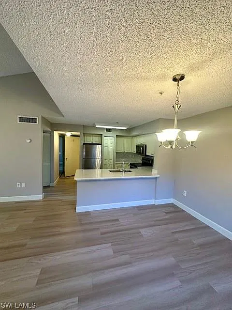 2 bed, 1.0 bath, 909 sqft, $1,795 — Photo 1